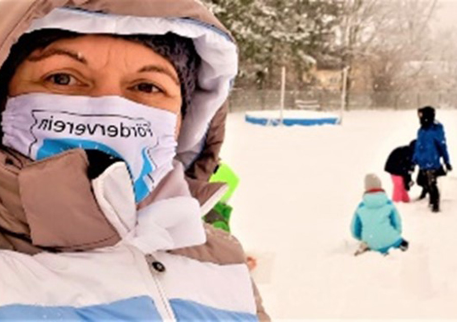 Schneevergnügen im Pausenhof