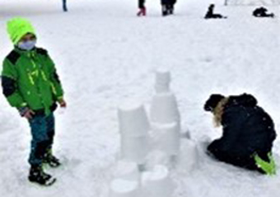 Schneevergnügen im Pausenhof