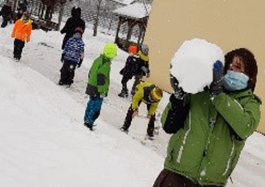 Schneevergnügen im Pausenhof